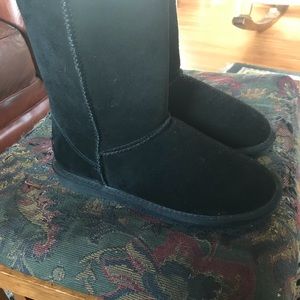 Minnetonka furry boots size 6 lightly worn very